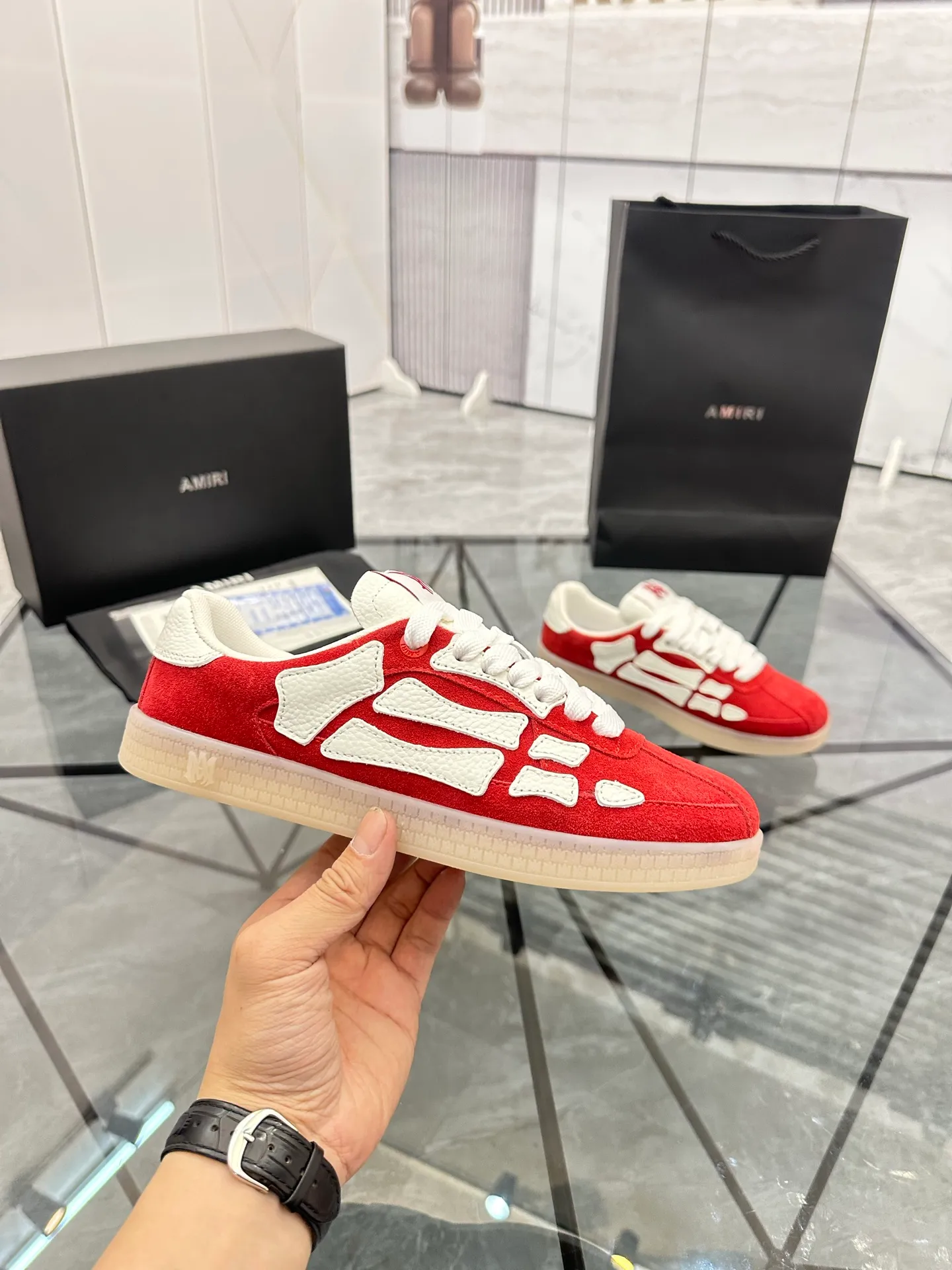 Men's shoes: 💰P600¥ Top quality in Guangzhou Product trademark: AMIRI* "Amir*" low-top casual shoes Regular size: 39-44 (can be customized to 45) Product material: Upper imported first-layer cowhide spliced ​​nubuck leather, breathable lining, original outsole. Number: 525